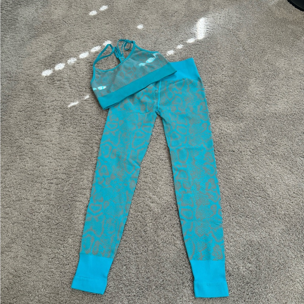 Bombshell Sportswear Snake skin blue seamless leggings and matching sports bra.